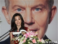 토니 블레어 자서전 낭독하는 배우 리빙빙