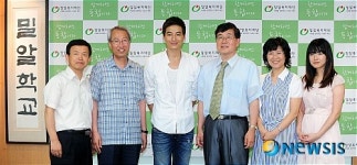가수 겸 배우 이지훈, 선행 위해 밀알학교 방문