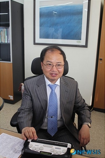 김영일 교수, 중앙부처 과장됐다…시각장애인 최초