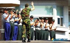 축하받으며 떠나는 이기우