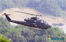 상공 가로지르는 AH-1S 코브라