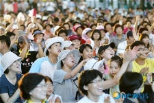 평화콘서트를 즐기는 사람들