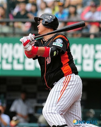 선취점 적시타 날리는 롯데 이대호