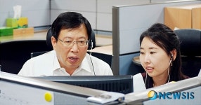 일일 고객체험행사 하는 김용철 한국인삼공사 사장