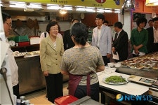 시장상인 격려하는 신연희 강남구청장