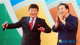 가수 현철과 함께 노래 부르는 이재오 장관