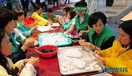 송편 나누기 행사 참석한 박춘희 송파구청장