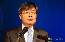 축사 전하는 이재갑 고용정책실장