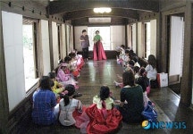 복주머니 만드는 어린이들