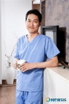 넓은 이마 잡아주는 헤어라인 모발이식 눈길