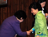 김을동 의원과 인사 나누는 박근혜 전 대표