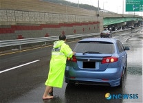 맨발의 경찰 시동꺼진 차 밀어 이동