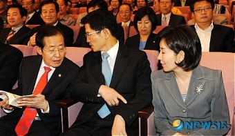 홍준표 대표에게 나경원 의원 이야기하는 김문수 경기지사