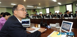 시연하는 박재완 기획재정부 장관