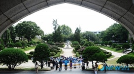 연세대 총장에게 항의하러 온 노동자들