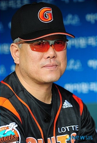 인터뷰하는 롯데 양승호 감독
