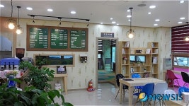 꽃바위문화관에 북카페와 키즈카페 열어