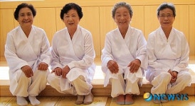기공체조 전수하는 할머니들