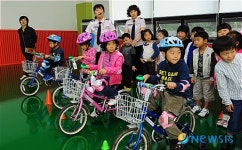 자전거교육장에서 교육받는 어린이들