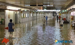 태풍으로 물에 잠긴 日 기차역
