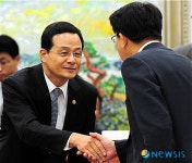 [2011국감]인사 나누는 이수원 특허청장과 권선동 의원