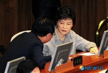 안홍준 의원과 이야기 나누는 박근혜 전 대표