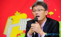 인사말하는 이채관 대표