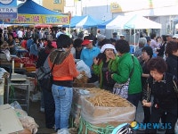 관광객들로 북적이는 금산수삼시장 입구