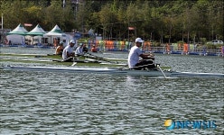 힘차게 노를 젖는 조정선수들