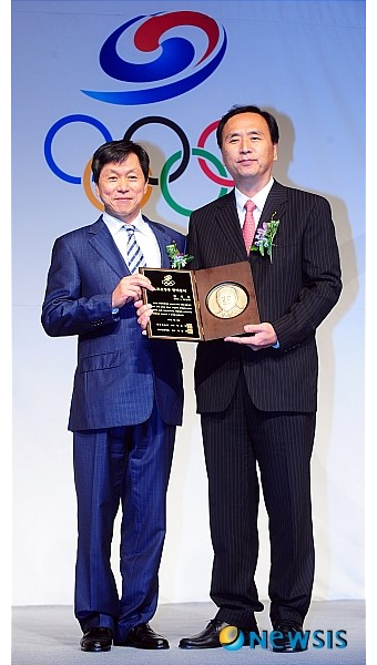 김성집 대한체육회 고문 헌액증서 전달
