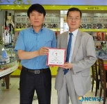 착한가게 229점 간판 전달