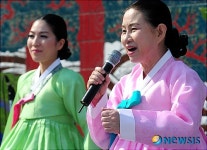 흥겨운 민요 선보이는 김광숙 명창