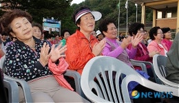 노랫가락에 맞춰 박수치는 밀양 가곡동민
