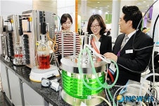 첨단 바이오 장비 둘러보는 참가자들