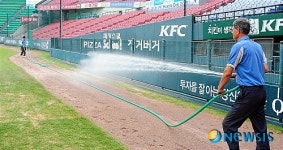 살수 작업하는 시설 관계자들