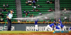 살수작업하는 시설 관계자들