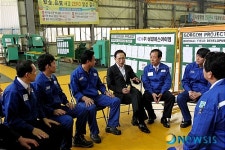 부산 근로자들과 이야기하는 이명박 대통령