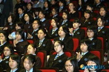 NLCS Jeju 개교식에 참석한 학생들