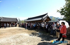 괴산 홍범식 고택 찾은 펜클럽 회원들
