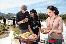한국 전통떡 맛보는 외국인들