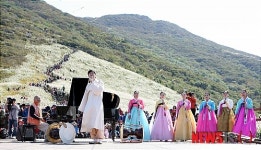 열창하는 소리꾼 박수관