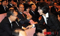 김진홍 목사와 악수나누는 나경원 서울시장후보자