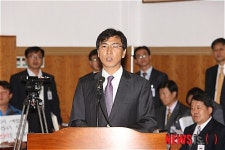 [2011국감]의원 질문에 답하는 안희정