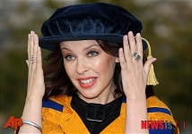 가수 카일리 미노그, 영국서 명예 학위 받아