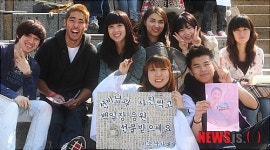 외국인 친구들에게 미소 전달