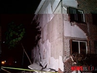 안산서 20년 된 다세대 주택 외벽 와르르