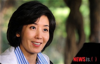 미소 짓는 나경원 후보