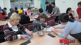 전주한지공예 체험하는 주한 외교사절단