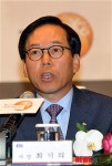 인사말 하는 최기의 사장
