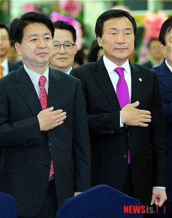 국민의례 하는 노웅래 전 의원